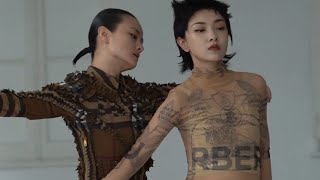 郭采潔Amber x 舞蹈藝術家小珂 x 新視線Wonderland.雜誌2022年十一月碰撞藝術大片。置身於藝術之境，撕碎重組藝術精神，步履不停，每一幕都要精彩紛呈！