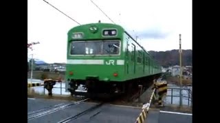 JR奈良線 宇治川橋梁にて(JR Nara Line Crossing over the Uji River Bridge)