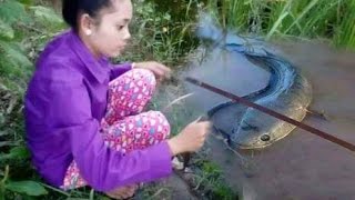 Amazing Beautiful Girl Fishing With Cambodia Traditional Trap - Fishing With Hook Trap