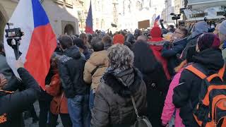 Sledujte ŽIVĚ: Demonstranti se poprali s policií, teď míří na Petřín - CNN Prima NEWS