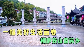 浙江这个村一副画用11万斤黄铜打造，白墙黛瓦的小楼错落有致