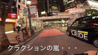 危険運転！DQNタクシー！渋谷のスクランブル交差点を強引に右折しようと停車するタクシー。東京無線？【東京・渋谷】