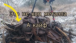 находок куча, коп металла возле старой фермы