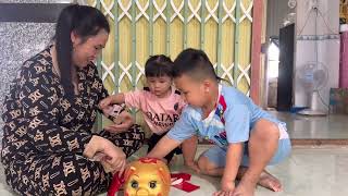 BA MẸ CON LÀM GÀ NỔ MUỐI HỘT VÀ KHUI BAO LÌ XÌ NHÉT ỐNG HEO | BQCM