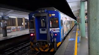 4240次鶯歌發車經由北迴線開往南澳的EMU515科普彩繪單組列車+EMU520原裝單組區間車，和4221次蘇澳發車經由宜蘭線開往北湖的EMU717+EMU718阿福號區間車