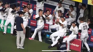 初勝利‼️曽谷投手を👏みんなで祝福👏