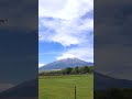 富士山麓に個性的な雲集まる 山梨県 花の都公園 富士山 shorts