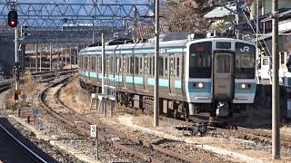 小淵沢駅構内に入って小海線の線路を走行して小海線ホームに到着する中央本線上り211系