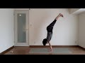 秘密は後ろ足と腰！ヨガのハンドスタンドのコツを解説　instructions secrets for yoga handstand tips were on hind legs and hips