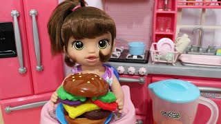 BABY ALIVE LILI LANCHE DA NOITE FAZENDO HAMBURGER E SUCO DE LARANJA ROTINA DA NOITE