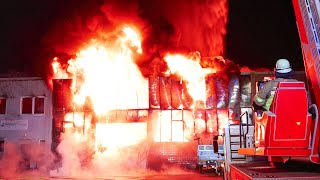 [DURCHZÜNDUNG BEI HALLENBRAND!] - Mehrere Explosionen | Flammeninferno | Großbrand in Düsseldorf -