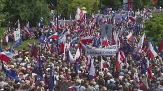 Un demi-million de Polonais manifestent à Varsovie contre le gouvernement | AFP Images