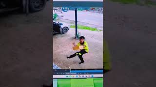 Aksi Kocak Kurir Joget di depan CCTV Saat Antar Paket, #shorts