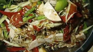 ส้มตำปลาร้าใส่หัวหอยเชอรี่ หมูยอแซ่บๆเผ็ดๆๆ