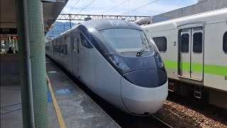 207次壽豐發車開往樹林的EMU3000型十二輛編組EMU3018皮蛋豆腐騰雲號綠色帶新城際自強號列車，4131次瑞芳發車經由宜蘭線開往樹林的銀綠色微笑號EMU900型十輛一編組EMU947區間車