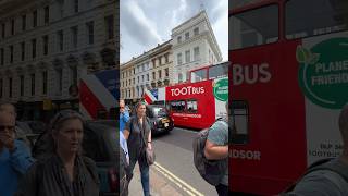 লন্ডন ব্রিটিশ মিউজিয়ামের সামনে টুট বাস ! London British Museum Crowd