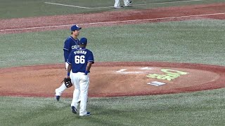 2ランを浴びた高橋宏斗に真っ先に声をかけるビシエド(2022年4月7日)