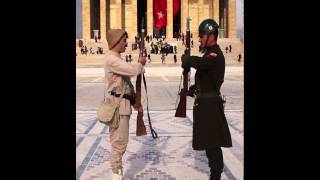 18 Mart 1915 'ten 18 Mart 2015'e Anıtkabir'de 100 yıl sonra yapılan nöbet değişimi..