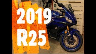 2019 YAMAHA R25 | Pick Up - First Ride and First Impressions