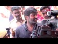 vijay sethupathi casts vote நடிகர் விஜய் சேதுபதி தனது கை விரலை காட்டி சிரித்தபடியே பிரஸ்மீட்