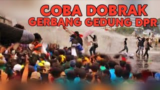 MENEGANGKAN ‼️ AKSI MAHASISWA COBA TEROBOS GERBANG GEDUNG DPR RI