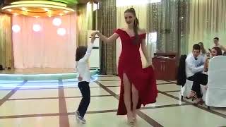 პატარა ქუთაისელის მოულოდნელი სიურპრიზი სექსუალურ მასწავლებელს ინტერნეტს „აფეთქებს„