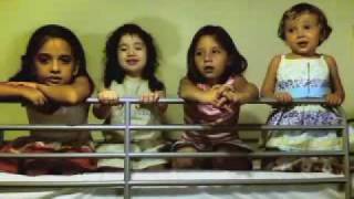 Aida Belmonte Mestre cumpleaños segundo, con Ceci, Mia y Micaela saltando en la litera