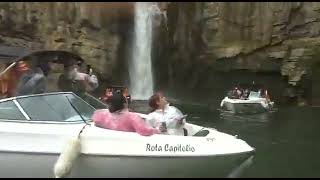 Enorme roca cae sobre lanchas en el lago Furnas, estado Mina Gerais, Brasil causando gran tragedia