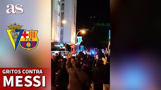 CÁDIZ BARCELONA | Gritos contra MESSI a la llegada del BARCELONA al estadio | Diario AS