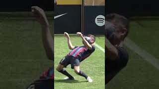 Robert Lewandowski shows off his juggling skills during Barcelona unveiling!