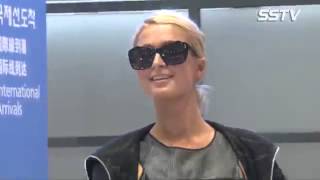 SSTV 패리스 힐튼Paris Whitney Hilton 방한, 올블랙 핑크 포인트 공항패션 '아찔한 손키스~'