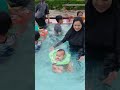 De Syam belajar berenang