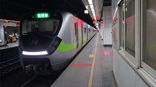 1127次基隆發車經由山線開往苗栗的銀綠色微笑號EMU900型十輛一編組EMU919區間車，和1122次新竹發車經由西部幹線開往基隆的銀綠色微笑號EMU900型十輛一編組EMU942區間車