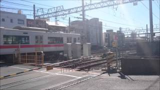 山陽電鉄東須磨駅遮断機　山陽電車が通過します。踏切の風景