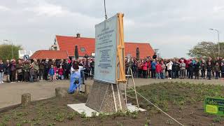 Zeemeerman onthult zeemeermin op Westenschouwen