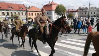 Bochnianin.pl: Przyjazd ułanów na Rynek w Bochni