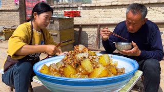 干活累了吃饭就是香，肉末凉粉简单一炒非常美味，太下饭了【农家的小勇】