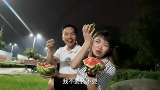 花六块钱买了个西瓜，40岁单身小伙和25岁厂妹在路边直接啃太爽了