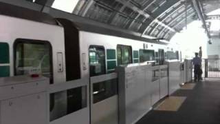 グリーンライン(10000形)発車