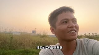 来广东工作没找到，每天靠捡瓶子维持生活，现在也不敢回家啃老