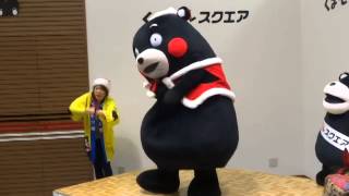 2014.12.24くまモンタッチ♬くまモン！お姉さんの帽子を取って大笑い