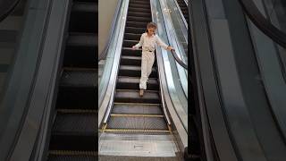 मॉल मधे Escalator उलट दिशेने जाऊया #viral