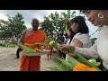 “ชาวบ้านลาด” ร่วมประเพณี “ตักบาตรดอกไม้” วันเข้าพรรษา