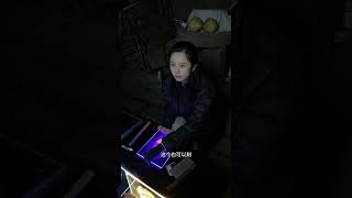 这是一个悲伤的故事……刘先生的奶奶意外去世了，想让我用锤子在玻璃上雕刻一幅他奶奶的画像，想永久保存🙏看到成品后他哭了…… #情感 #玻璃画 #孝顺 #礼物