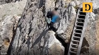 Sulla ferrata con in braccio il bambino senza attrezzature (il video)