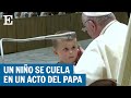 Un niño sorprende al Papa Francisco al colarse en una audiencia en el Vaticano | EL PAÍS