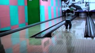 ハプニング面白動画　２歳初めてのボーリングで・・・・・・・・・FUNNY KIDS　bowling