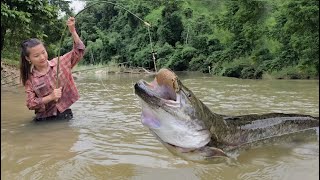 Vietnamese girl caught a giant fish in the river - ha thi muon