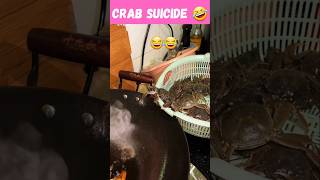 Shocking! Live Crab Jumps into Heated Oil Pan from Basket – Unbelievable Moment #crab #seafood #fish