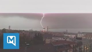 Heftige Gewitter: Hier schlägt ein Blitz über München ein